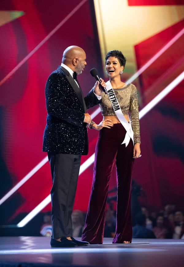 Nhìn lại những màn trình diễn quá sức tuyệt vời giúp HHen Niê lập kỳ tích vào Top 5 chung kết Miss Universe 2018 - Ảnh 2. Nhìn lại những màn trình diễn quá sức tuyệt vời giúp HHen Niê lập kỳ tích vào Top 5 chung kết Miss Universe 2018-2