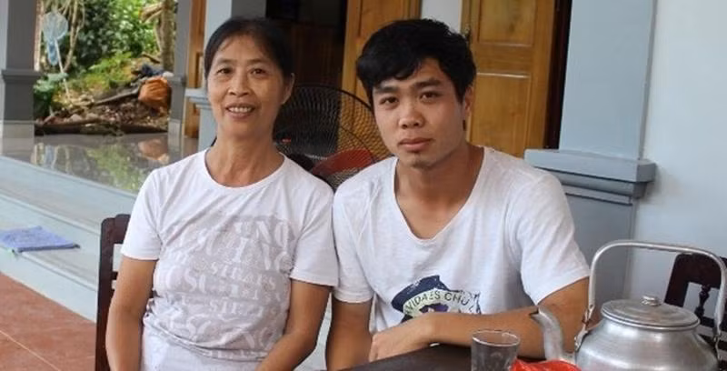 Chân dung người phụ nữ được triệu cô gái xin làm con dâu vì là mẹ cầu thủ điển trai!-26