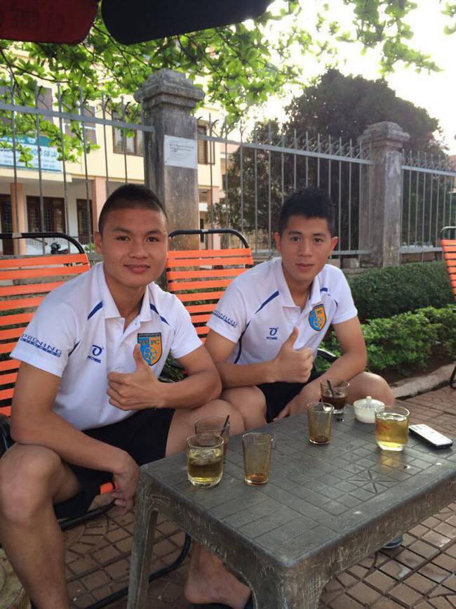 Lộ ảnh 6 năm trước của Quang Hải - Đình Trọng: Bộ đôi siêu ngố, nhất định không đổi vị trí khi chụp hình - Ảnh 4. Lộ ảnh 6 năm trước của Quang Hải - Đình Trọng: Bộ đôi siêu ngố, nhất định không đổi vị trí khi chụp hình - Ảnh 4.