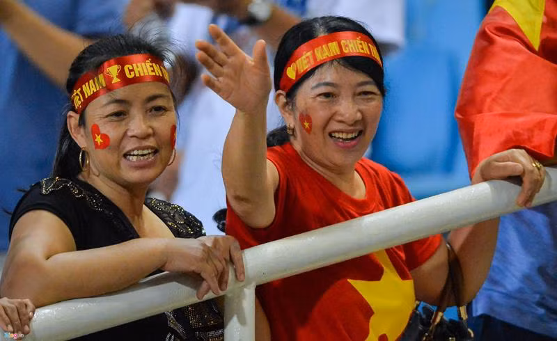 Chân dung người phụ nữ được triệu cô gái xin làm con dâu vì là mẹ cầu thủ điển trai!-10