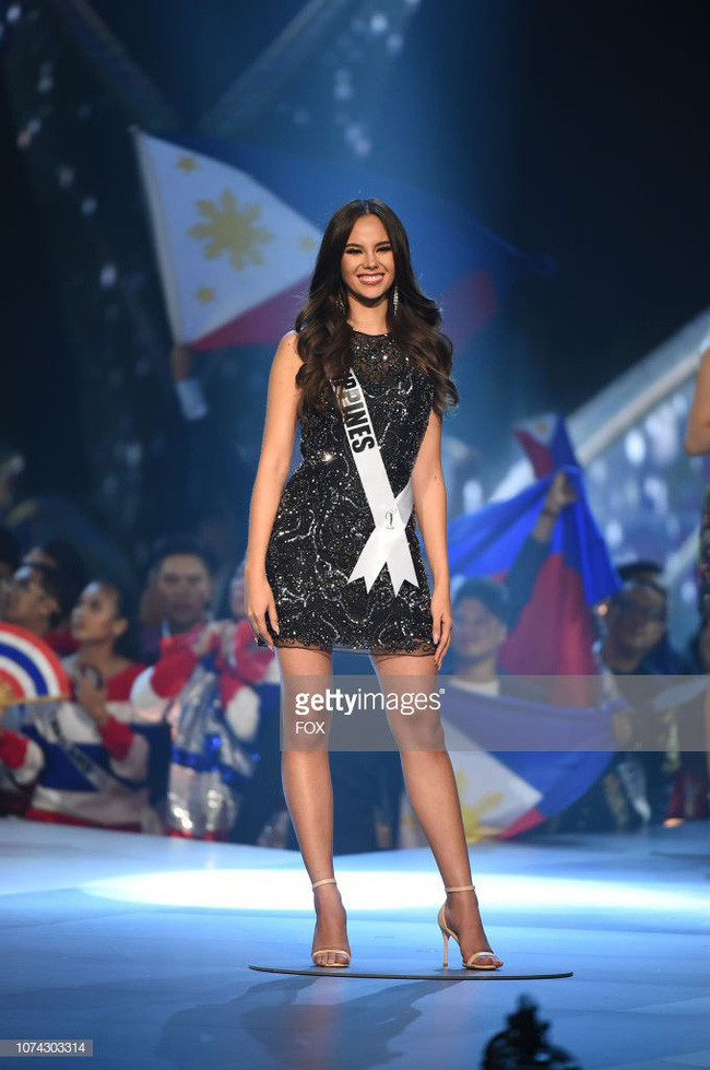Style của tân Hoa hậu Hoàn vũ Catriona Gray: từ đầu đến cuối đều lộng lẫy như bà hoàng, phần nào đoán được trước cái kết viên mãn - Ảnh 12. Style của tân Hoa hậu Hoàn vũ Catriona Gray: từ đầu đến cuối đều lộng lẫy như bà hoàng, phần nào đoán được trước cái kết viên mãn - Ảnh 12.