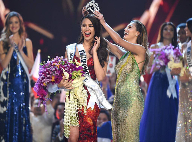 Style của tân Hoa hậu Hoàn vũ Catriona Gray: từ đầu đến cuối đều lộng lẫy như bà hoàng, phần nào đoán được trước cái kết viên mãn - Ảnh 1. Style của tân Hoa hậu Hoàn vũ Catriona Gray: từ đầu đến cuối đều lộng lẫy như bà hoàng, phần nào đoán được trước cái kết viên mãn - Ảnh 1.