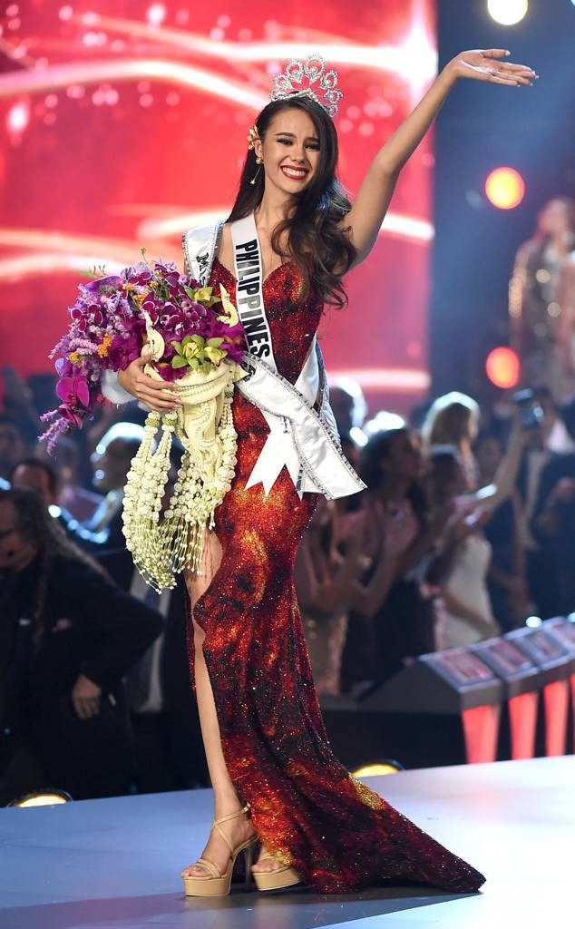 Style của tân Hoa hậu Hoàn vũ Catriona Gray: từ đầu đến cuối đều lộng lẫy như bà hoàng, phần nào đoán được trước cái kết viên mãn - Ảnh 2. Style của tân Hoa hậu Hoàn vũ Catriona Gray: từ đầu đến cuối đều lộng lẫy như bà hoàng, phần nào đoán được trước cái kết viên mãn - Ảnh 2.