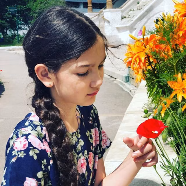 Cô bé cũng vô cùng thương anh trai của mình. Trên trang cá nhân, cô thường xuyên chia sẻ những thông tin để ủng hộ anh trai Đặng Văn Lâm