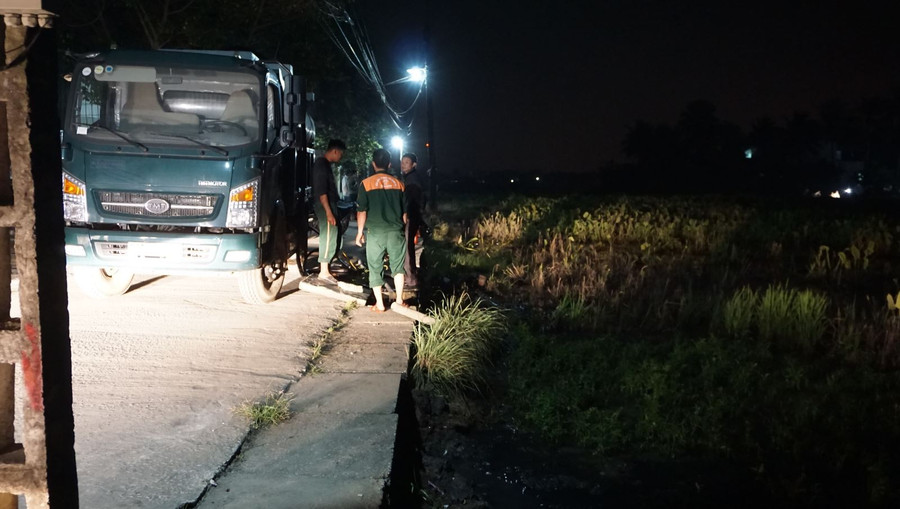 Thanh Hóa: Mương dẫn nước bốc cháy do sự cố tràn dầu của doanh nghiệp ảnh 1 Chú thích ảnh