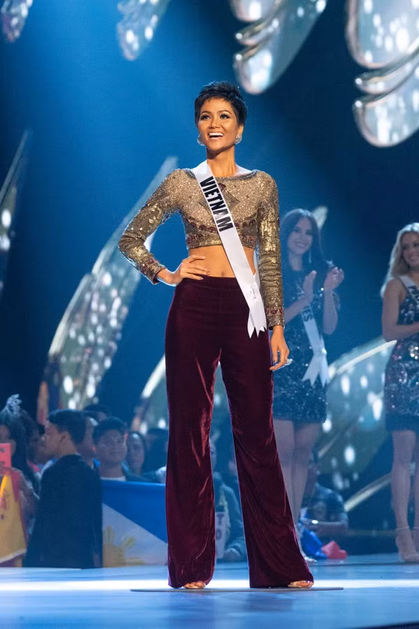 Nhìn lại những màn trình diễn quá sức tuyệt vời giúp HHen Niê lập kỳ tích vào Top 5 chung kết Miss Universe 2018-3