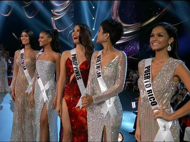 H’Hen Niê (thứ 2 từ phải sang) trong Top 5 người đẹp Miss Universe 2018.