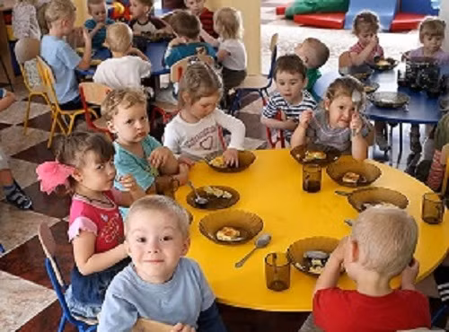 Trẻ nhỏ dễ bị lây bệnh ở trường.