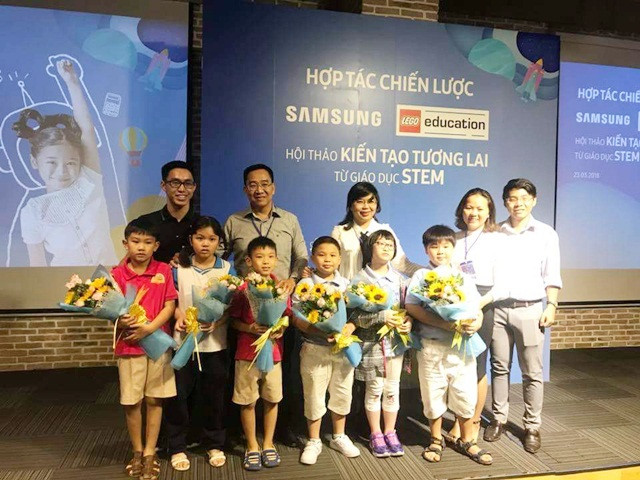 Khách mời và các em học sinh ( trường Tiểu học Lạc Long Quận, Quận 11, TPHCM) tham gia hội thảo nhận hoa từ Ban tổ chức. Đây cũng chính là đơn vị tiêu biểu về việc áp dụng phương pháp Giáo dục STEM Khách mời và các em học sinh ( trường Tiểu học Lạc Long Quận, Quận 11, TPHCM) tham gia hội thảo nhận hoa từ Ban tổ chức. Đây cũng chính là đơn vị tiêu biểu về việc áp dụng phương pháp Giáo dục STEM