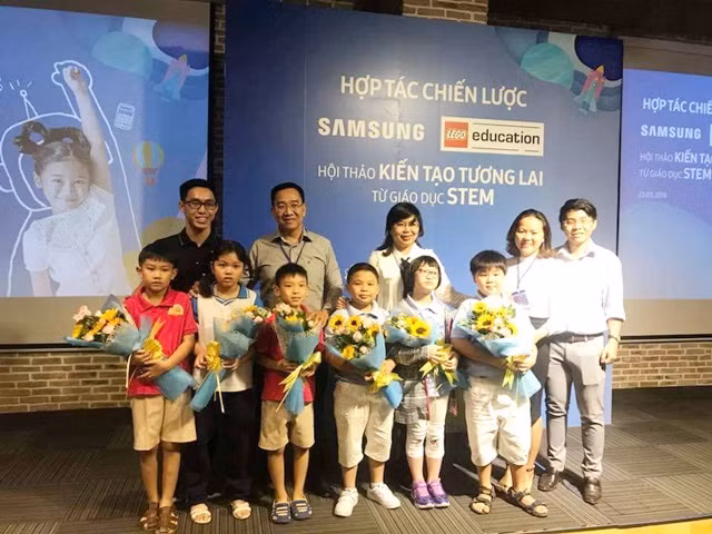 Khách mời và các em học sinh ( trường Tiểu học Lạc Long Quận, Quận 11, TPHCM) tham gia hội thảo nhận hoa từ Ban tổ chức. Đây cũng chính là đơn vị tiêu biểu về việc áp dụng phương pháp Giáo dục STEM