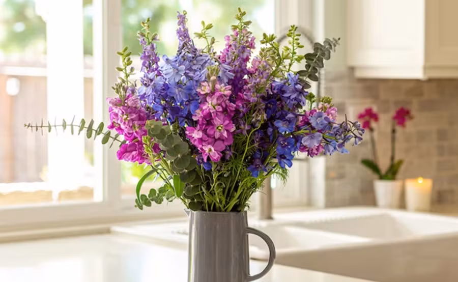 Phòng khách hay phòng gia đình là vị trí cổ điển nhất để đặt hoa. (Ảnh: ITN).