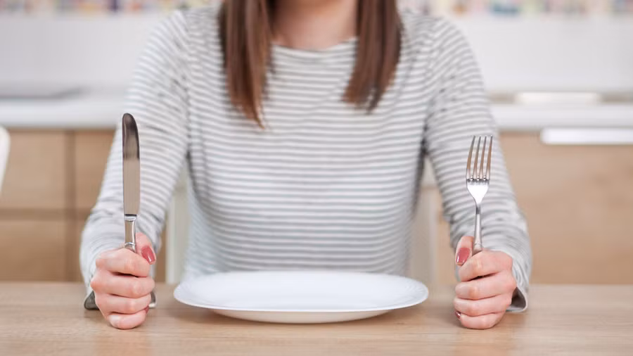 Nhịn ăn hoặc bỏ bữa không mang lại lợi ích tiềm tàng nào và có những mối nguy hiểm rất thực tế. (Ảnh: ITN)