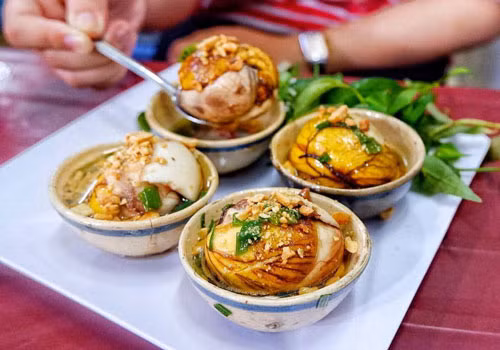 Dù trứng vịt lộn bổ dưỡng như vậy xong nhiều chuyên gia nhận định loại thực phẩm này "Nếu ăn đúng cách sẽ bổ như nhân sâm nhưng nếu dùng sai thì cũng gây hại sức khỏe không kém" (Ảnh minh họa).