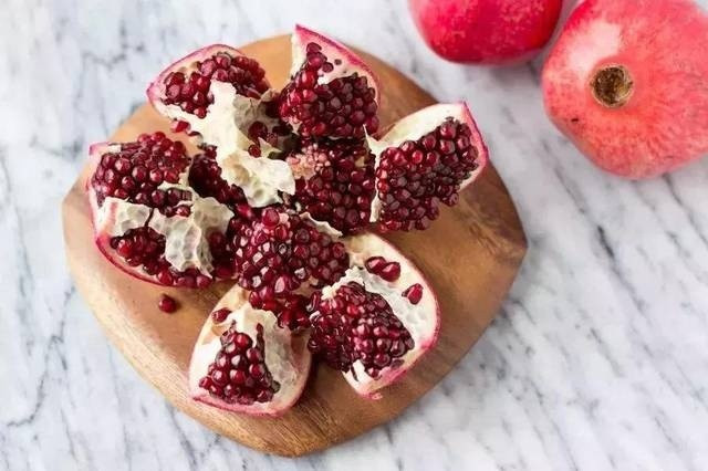 Ăn lựu cùng khoai tây dễ dẫn đến chứng ợ nóng, làm giảm giá trị dinh dưỡng và có thể dẫn đến chứng khó tiêu.