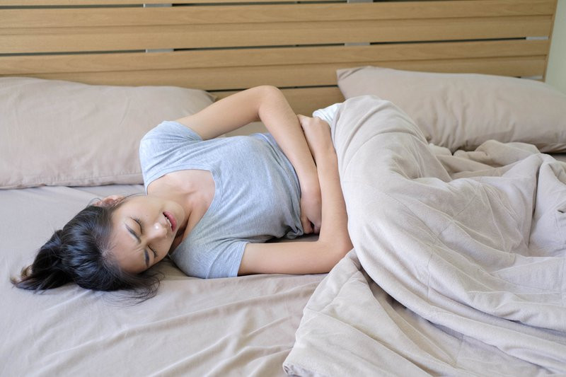 Đau bụng trên bên phải cần đi khám.