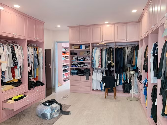 Phòng thay đồ khá rộng và tiện nghi