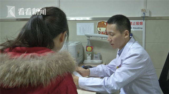 Cô gái trẻ bị viêm loét giác mạc do thường xuyên xem điện thoại vào ban đêm: Hãy bảo vệ mình theo cách này - Ảnh 2. Cô gái trẻ bị viêm loét giác mạc do thường xuyên xem điện thoại vào ban đêm: Hãy bảo vệ mình theo cách này - Ảnh 2.