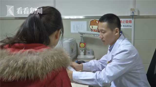 Cô gái trẻ bị viêm loét giác mạc do thường xuyên xem điện thoại vào ban đêm: Hãy bảo vệ mình theo cách này - Ảnh 2.