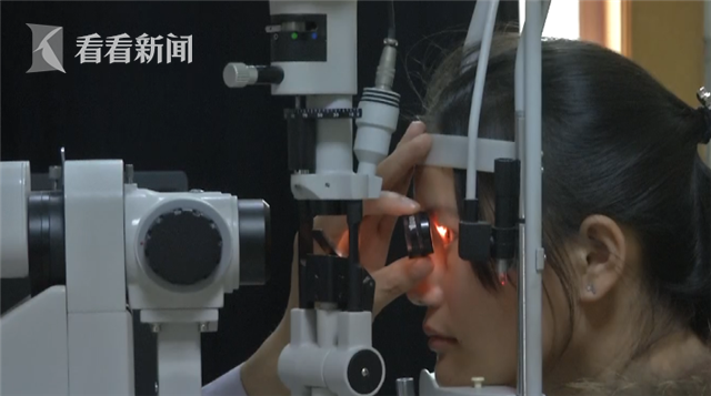 Cô gái trẻ bị viêm loét giác mạc do thường xuyên xem điện thoại vào ban đêm: Hãy bảo vệ mình theo cách này - Ảnh 1. Cô gái trẻ bị viêm loét giác mạc do thường xuyên xem điện thoại vào ban đêm: Hãy bảo vệ mình theo cách này - Ảnh 1.