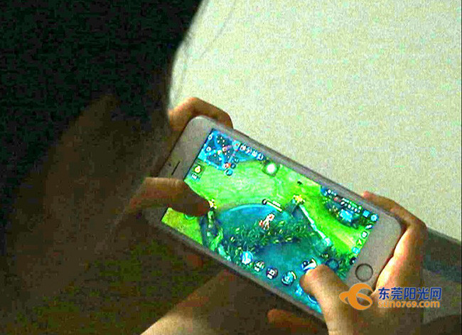 Cô gái trẻ bị viêm loét giác mạc do thường xuyên xem điện thoại vào ban đêm: Hãy bảo vệ mình theo cách này - Ảnh 3. Cô gái trẻ bị viêm loét giác mạc do thường xuyên xem điện thoại vào ban đêm: Hãy bảo vệ mình theo cách này - Ảnh 3.