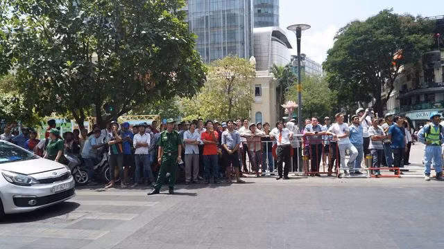 Cháy nhà hàng cao tầng ở trung tâm quận 1, thực khách tháo chạy tán loạn - 5