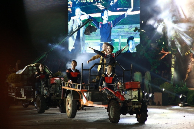 Hoa hậu H’Hen Niê - Đại sứ truyền thông của Lễ hội xuất hiện với bộ trang phục truyền thống trên chiếc xe máy cày – phương tiện gần gũi với bà con nông dân Tây Nguyên.