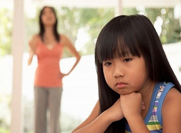 Mẹ thường xuyên quát mắng sẽ khiến bé nhút nhát