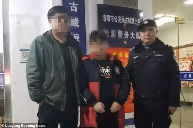 Cậu bé bị mẹ đánh và bỏ rơi ngoài đường vì... bài thi không được điểm cao