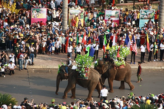 Với đồng bào dân tộc dọc theo dãy Trường Sơn, voi là động vật quý hiếm nhất là hiện thân của sức mạnh và sự giàu có của mỗi gia đình, buôn làng…