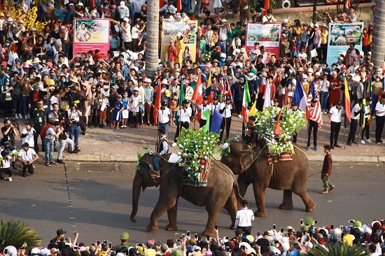 Với đồng bào dân tộc dọc theo dãy Trường Sơn, voi là động vật quý hiếm nhất là hiện thân của sức mạnh và sự giàu có của mỗi gia đình, buôn làng…