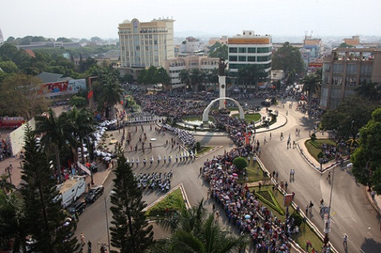 Chiều 9/3, trong khuôn khổ Lễ hội cà phê Buôn Ma Thuột lần thứ 7, Lễ hội đường phố diễn ra, thu hút hàng nghìn người dân theo dõi, quan tâm.