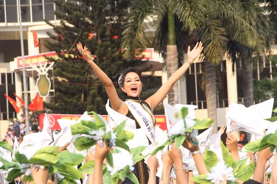 Hoa hậu H’Hen Niê - sứ giả truyền thông cho lễ hội đã truyền cảm hứng đến người nông dân và thế hệ trẻ.