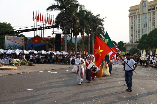 Đoàn diễu hành cầm cờ các quốc gia có vùng nguyên liệu cà phê tốt nhất Thế Giới: Brazil, Việt Nam, Columbia…