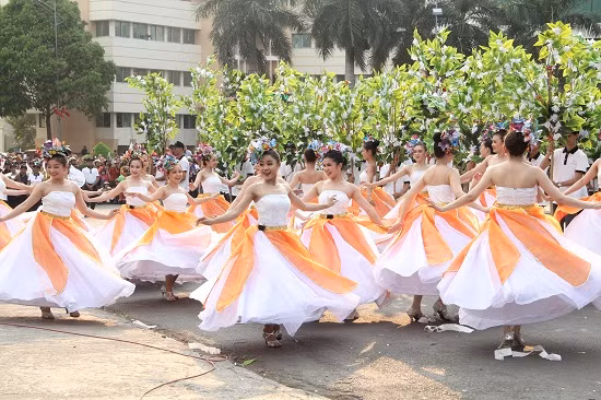 Nhiều tiết mục nghệ thuật đặc sắc, nhận được sự hưởng ứng nhiệt tình của người dân.