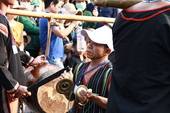 Đoàn diễu hành dàn chiêng đại diện cho các dân tộc Ê Đê, Xê Đăng, Jơ Rai, Mường… làm toát lên nét văn hóa đặc sắc của đồng bào trên mảnh đất Tây Nguyên.