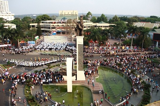 Lễ hội với sự tham gia của hơn 1.000 nghệ sĩ tham gia với nhiều tiết mục đặc sắc, độc đáo. Đoàn diễu hành di chuyển từ Ngã Sáu lên đường Nguyễn Tất Thành, Trần Hưng Đạo, Trường Chinh và Quảng trường 10/3.