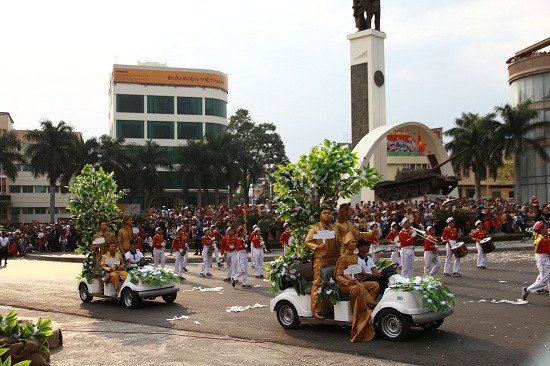 Đội hình hóa trang các vĩ nhân ấn tượng.