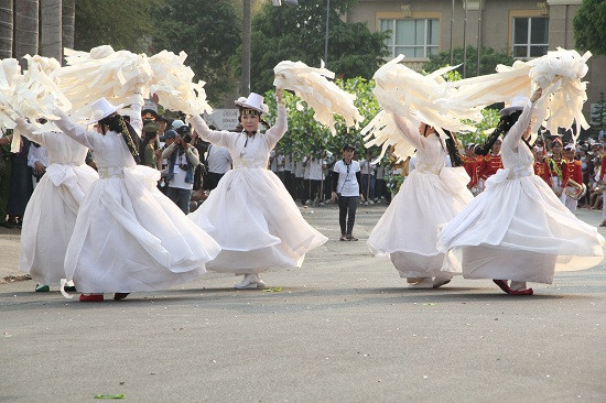 Đoàn nghệ thuật của Hàn Quốc và Campuchia cũng tham gia với tiết mục độc đáo, cuốn hút người xem khiến nhiều du khách thích thú.