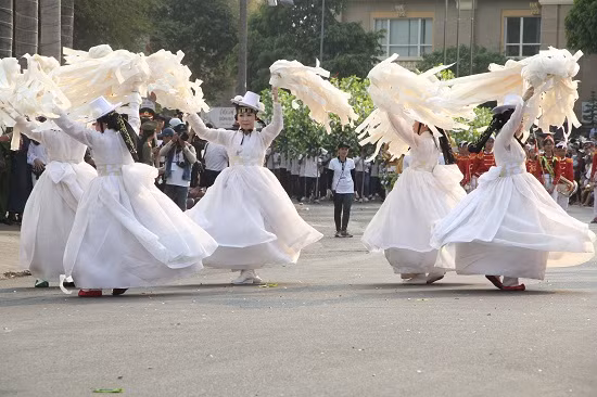 Đoàn nghệ thuật của Hàn Quốc và Campuchia cũng tham gia với tiết mục độc đáo, cuốn hút người xem khiến nhiều du khách thích thú.