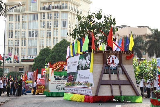 Đoàn xe diễu hành của TP, các thị xã, huyện trên khắp địa bàn tỉnh diễu hành kết thúc Lễ hội đường phố đầy hấp dẫn, độc đáo.