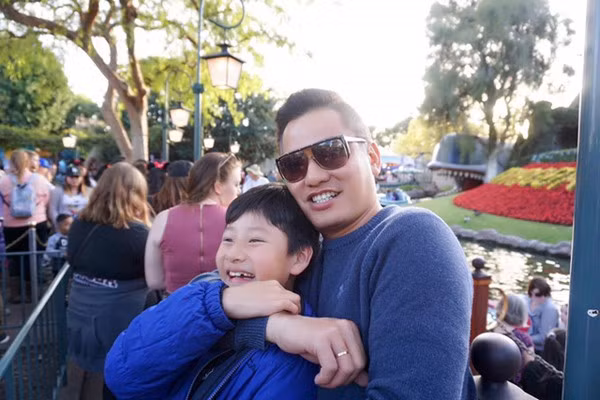  Bảo Nam vui vẻ đi chơi cùng bố dượng. 