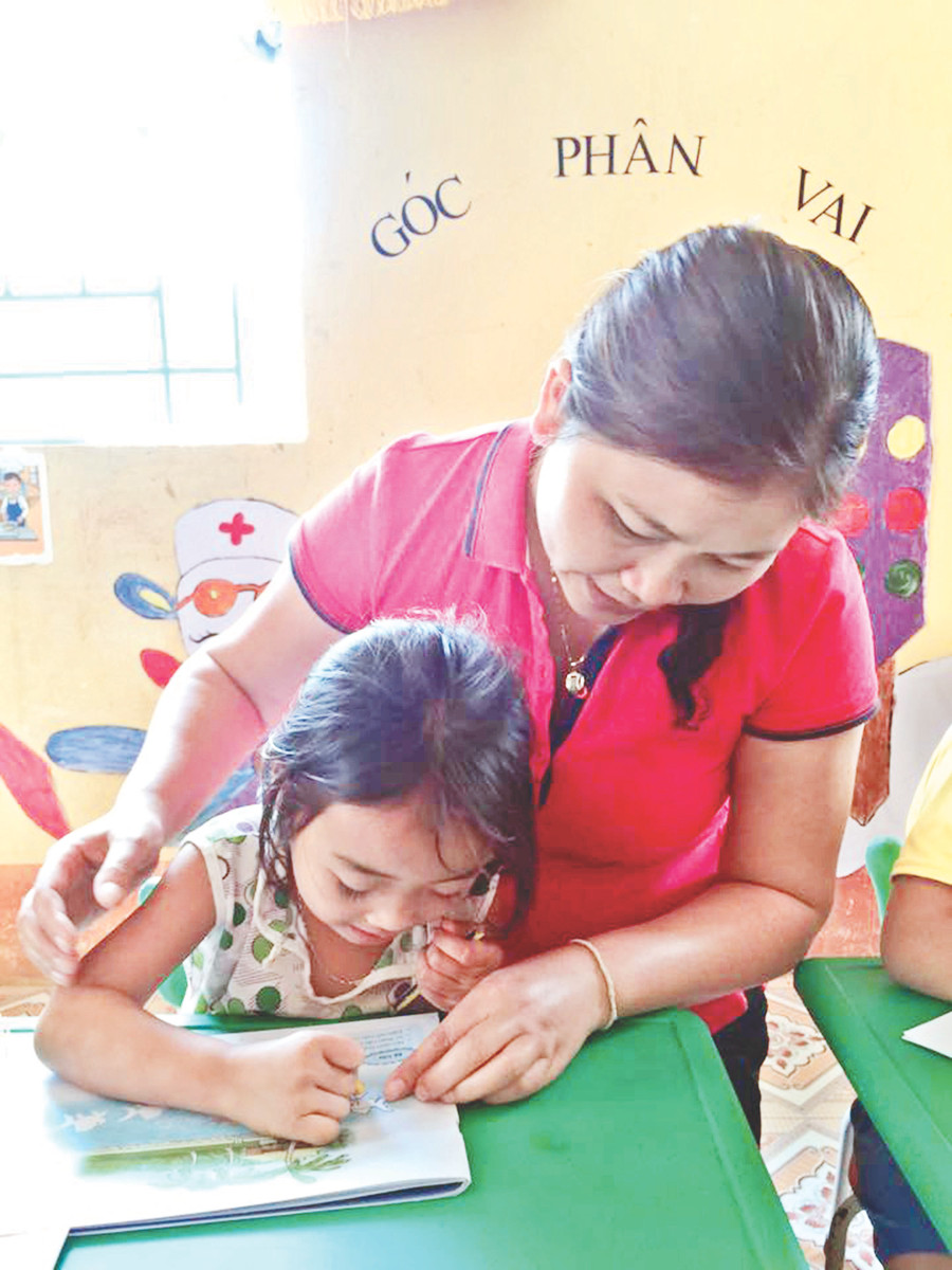 Uốn nắn từng nét vẽ. Ảnh: Thanh Long Uốn nắn từng nét vẽ. Ảnh: Thanh Long