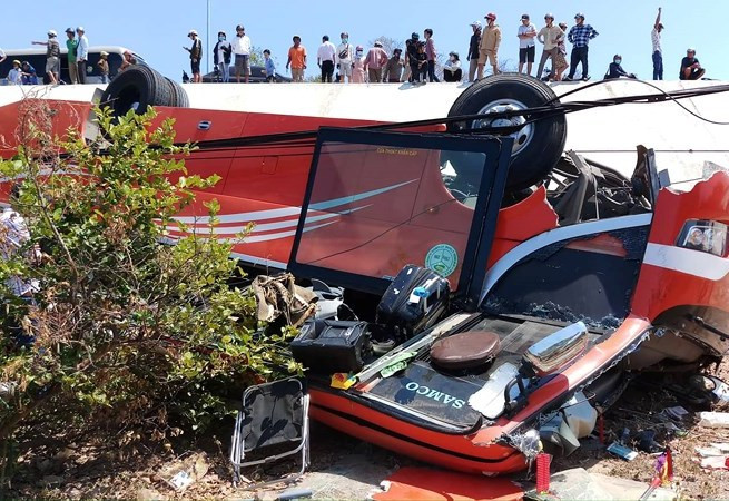 Xe chở đoàn khách Hàn Quốc lao xuống vực: 1 người chết, 5 người bị thương ảnh 1