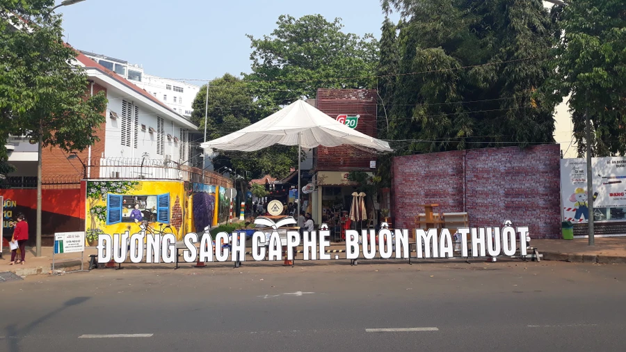  Đến với đường sách du khách vừa được thỏa mãn nhu cầu đọc sách vừa được thưởng thức ly cà phê và chiêm ngưỡng nét văn hóa Tây Nguyên.