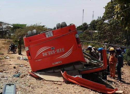 Xe chở đoàn khách Hàn Quốc lao xuống vực: 1 người chết, 5 người bị thương ảnh 2