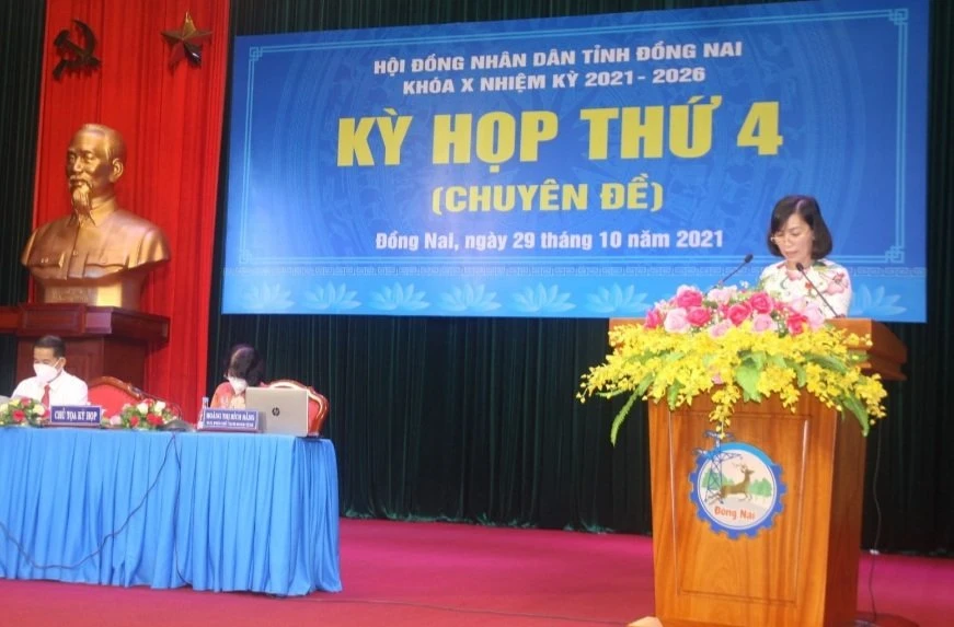 Đại diện UBND tỉnh Đồng Nai trình bày quy định chính sách học phí học kỳ 1 năm học 2021 - 2022.