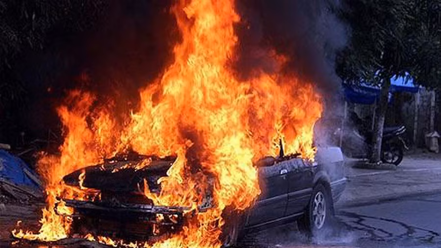 Hình ảnh kinh hoàng khi chiếc xe ô tô 4 chỗ bỗng ngùn ngụt bốc cháy khi đang lưu thông.