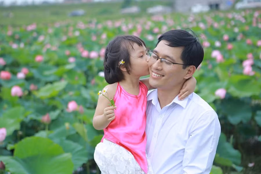 Bộ ảnh bên hoa sen độc đáo của thầy giáo trẻ