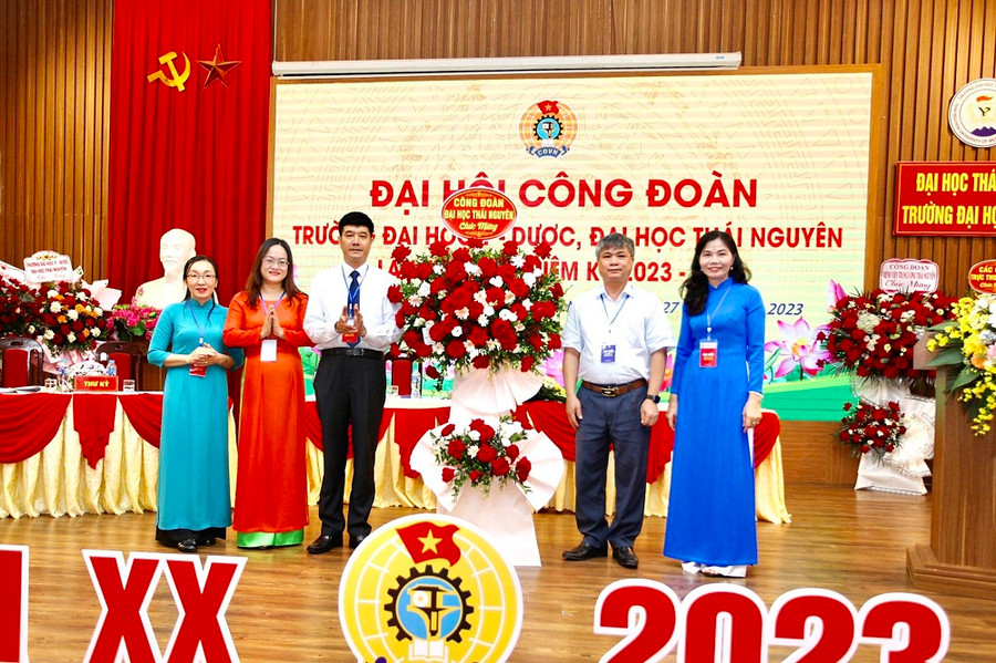 Công đoàn Đại học Thái Nguyên tặng hoa chúc mừng Đại hội. Công đoàn Đại học Thái Nguyên tặng hoa chúc mừng Đại hội.