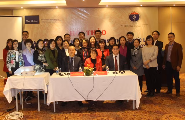 Các đại biểu chụp ảnh lưu niệm tại Hội thảo